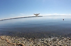 城會(huì)玩！加拿大男子成功用無(wú)人機(jī)釣到魚(yú)