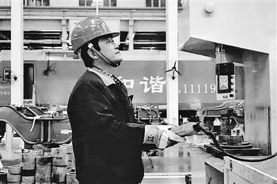 蘭州：寒夜黃河邊，他一把拉出落水大學(xué)生