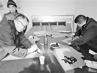 蘭州市商務局攜愛心企業(yè)赴榆中縣哈峴鄉(xiāng)仁和村扶貧慰問