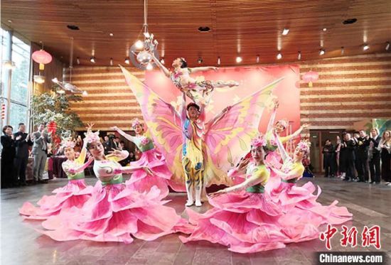 圖為雜技演員通過精湛的技藝贏得了滿堂喝彩?！「拭C省文化和旅游廳網(wǎng)站 攝