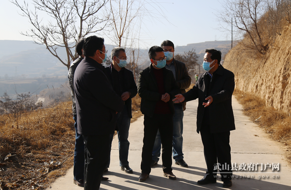 索鴻賓在鴛鴦、樺林鎮(zhèn)檢查指導(dǎo)疫情防控和脫貧攻堅(jiān)等工作