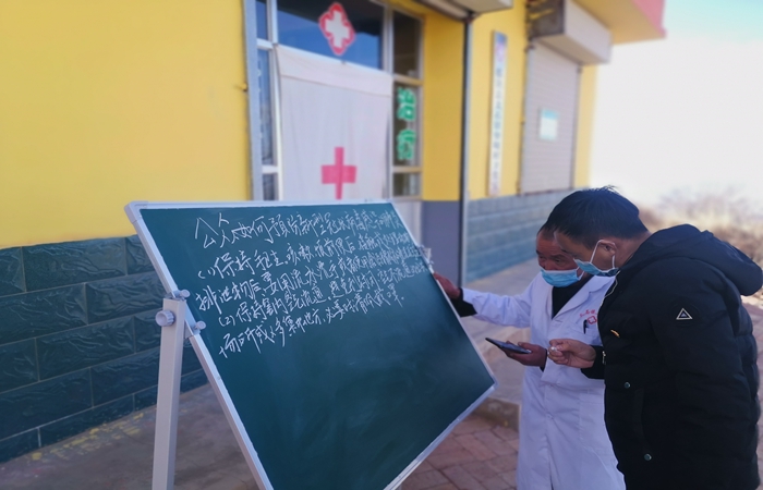 市紀(jì)委監(jiān)委駐村幫扶干部馬維高在村衛(wèi)生室宣傳疫情防控知識(shí)。.jpg