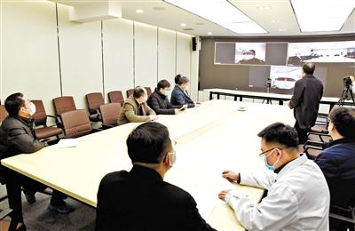 蘭大校長嚴(yán)純?nèi)A等視頻連線蘭大一院、二院支援湖北醫(yī)療隊員