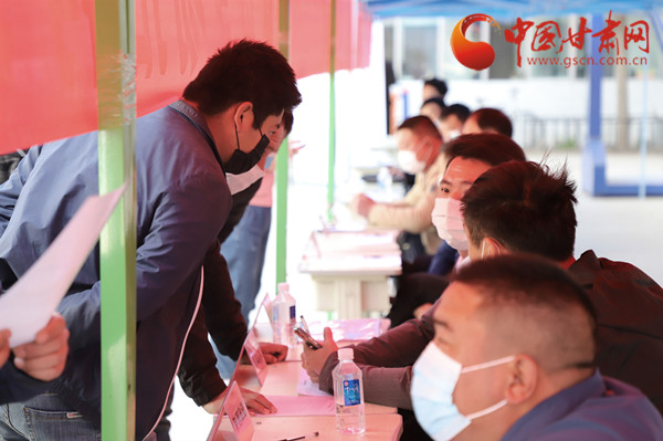 【甘肅省決戰(zhàn)決勝脫貧攻堅】扶貧又扶志！把“就業(yè)大禮包”送到貧困戶家門口（圖）