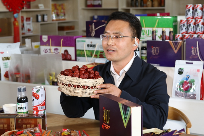 “縣長直播天團(tuán)”唱響“甘貨春之聲”，售出近30種甘貨1萬余件 開進(jìn)直播間的網(wǎng)絡(luò)扶貧博覽會，受百萬網(wǎng)友點(diǎn)贊 