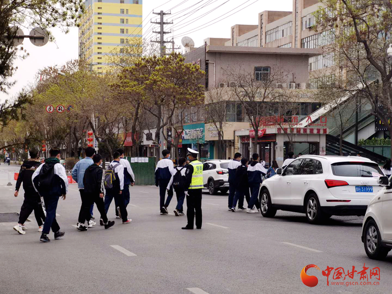 保駕護航！涼州公安交警“護學(xué)崗” 撐起“平安傘”