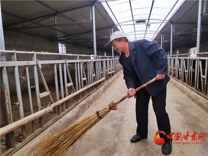 【甘肅省決戰(zhàn)決勝脫貧攻堅(jiān)】脫貧戶(hù)李明堂：脫貧也光榮 幸?？侩p手