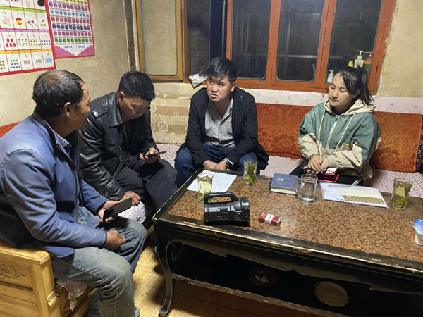 圖為木耳鎮(zhèn)紀(jì)檢干事盧建民（左三）連夜在多壩村多壩組奚連德家中了解受災(zāi)情況，排查安全隱患，并宣傳發(fā)生次生災(zāi)害的相關(guān)知識(shí)。_副本.jpg