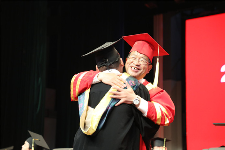 17分鐘14次掌聲！隴東學(xué)院院長辛剛國這樣深情寄語畢業(yè)生