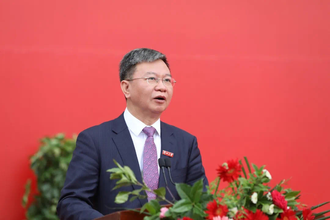 蘭州大學(xué)校長嚴(yán)純?nèi)A寄語2020屆本科畢業(yè)生：做敢擔(dān)當(dāng)、能擔(dān)當(dāng)、有擔(dān)當(dāng)?shù)娜?>
        </a><em>蘭州大學(xué)校長嚴(yán)純?nèi)A寄語2020屆本科畢業(yè)生：做敢擔(dān)當(dāng)、能擔(dān)當(dāng)、有擔(dān)當(dāng)?shù)娜?/em></li>
    <li><a  target=