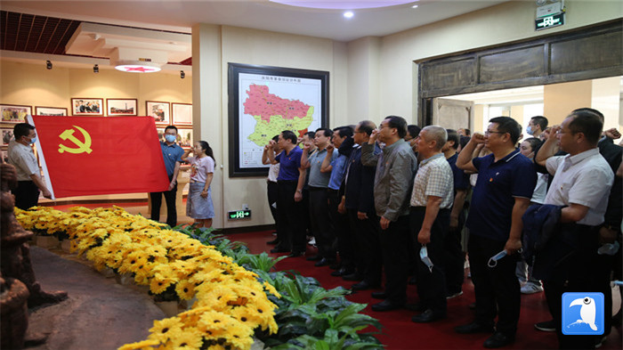 6月30日上午，慶陽市紀委監(jiān)委機關(guān)黨委組織全體黨員干部赴市博物館開展“迎七一·紀念建黨99周年”主題黨日活動。拍攝：葛歡_副本.jpg