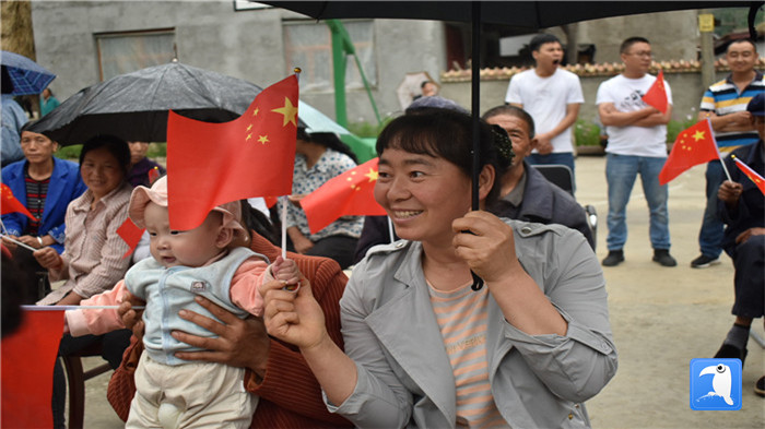 隴南市紀委監(jiān)委黨員干部與宕昌縣官亭鎮(zhèn)杜家村群眾一起慶祝黨的生日。_副本.jpg