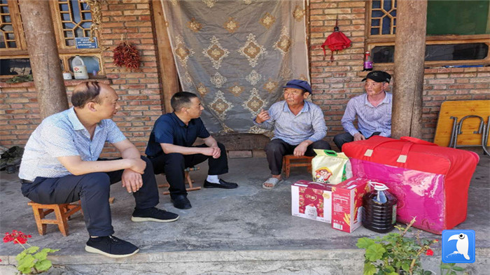 在建黨99周年來臨之際，隴南市禮縣紀委監(jiān)委在中壩鎮(zhèn)、三峪鄉(xiāng)開展“七一”慰問老黨員、困難黨員活動，為他們送去組織的關(guān)懷和節(jié)日的問候。_副本.jpg