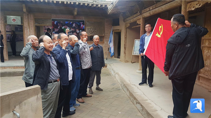 7月1日，臨夏州紀委監(jiān)委機關(guān)黨總支組織退休黨支部部分黨員前往東鄉(xiāng)縣布楞溝村史館，開展主題黨日活動。_副本.jpg