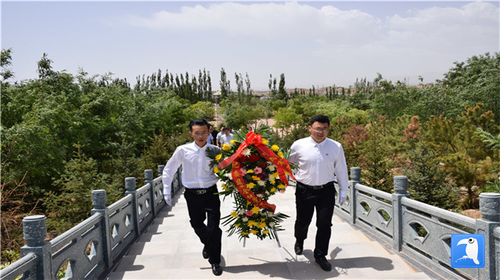 七一”前夕，白銀市紀委監(jiān)委機關(guān)黨委組織黨員來到紅軍西路軍景泰烈士陵園開展主題黨日活動。 朱鵬拍攝_副本.jpg