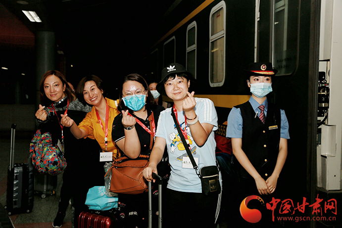 蘭州鐵路局列車大編組 “環(huán)西部火車游”開(kāi)行呈常態(tài)化