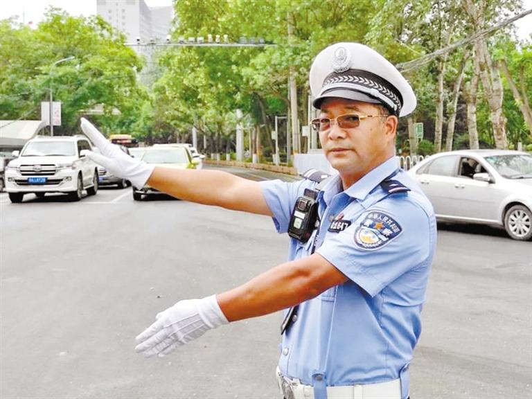 蘭州城關(guān)區(qū)交警大隊一線老交警馬驍：俯首甘為“老黃?！?>
        </a><em>蘭州城關(guān)區(qū)交警大隊一線老交警馬驍：俯首甘為“老黃?！?/em></li>
    <li><a  target=