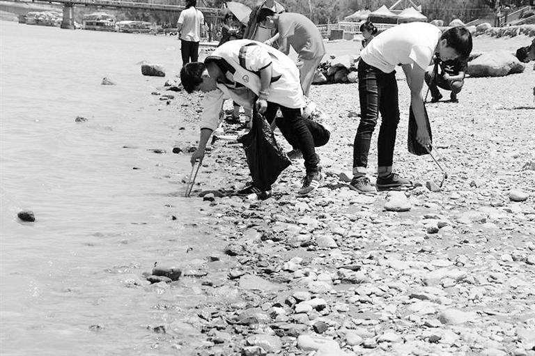 保護(hù)母親河，我們一直在路上……