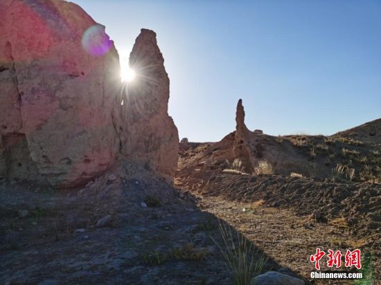 山丹境內(nèi)的長(zhǎng)城是由壕塹和山險(xiǎn)為主的漢長(zhǎng)城和黃土墻體為主的明長(zhǎng)城兩部分組成。 翟繼宗 攝