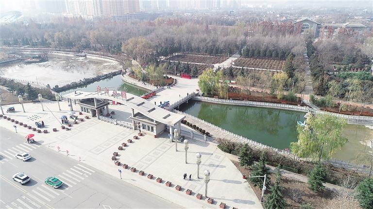 　初冬時(shí)節(jié)，臨夏市東郊公園里,楓樹、松柏、云杉等樹木色彩斑斕