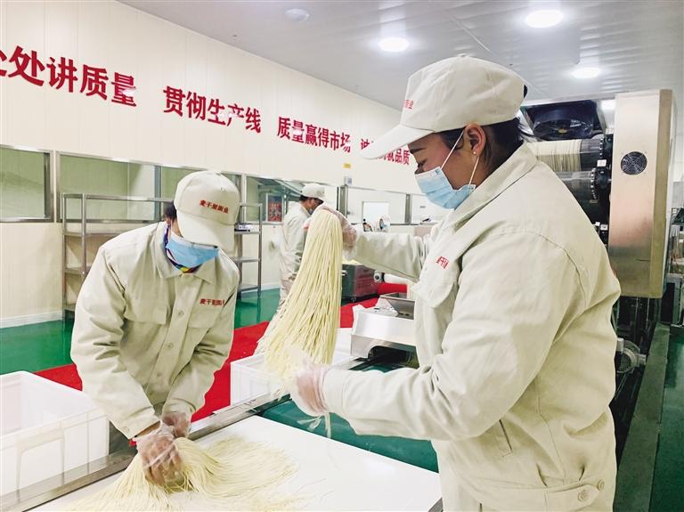 蘭州市規(guī)?；懊鏃l加工項(xiàng)目”投入運(yùn)營(yíng) 將配送到市區(qū)280多家直營(yíng)店