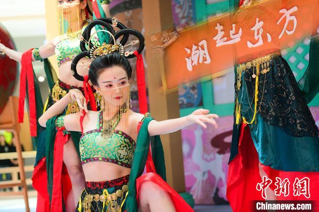 圖為今年9月5日，在重慶亮相的敦煌博物館“潮起東方”主題活動現(xiàn)場。敦煌博物館供圖