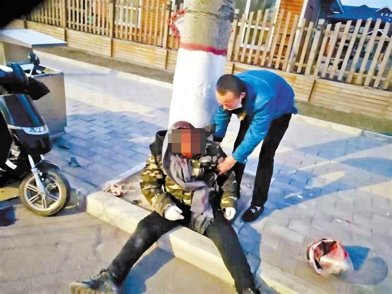 蘭州：騎摩托車男子清晨撞傷 熱心“的哥”全力救助！