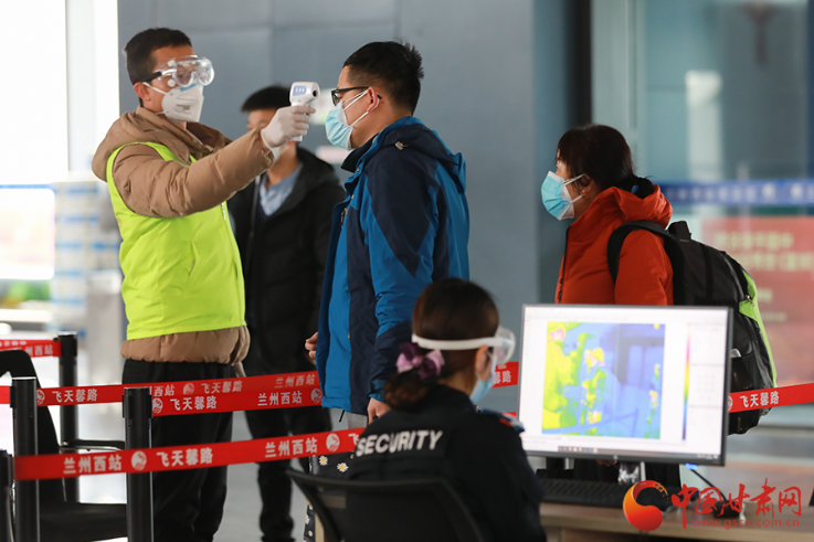 回家路上，請(qǐng)配合疫情防控要求 