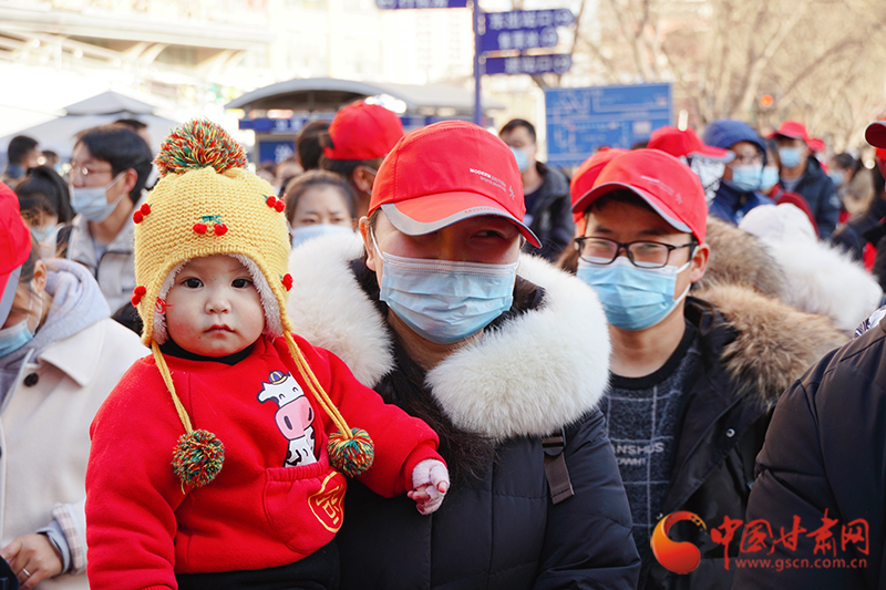 甘肅開行節(jié)后首趟復工復產(chǎn)專列  輸送1076名進疆教師返崗 