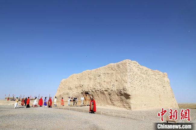 數(shù)十位身著古裝的女性通過(guò)體驗(yàn)賞漢舞、習(xí)漢禮、吟誦詩(shī)詞等中華傳統(tǒng)文化，再現(xiàn)古絲綢之路的繁華盛景?！⊥踺?攝