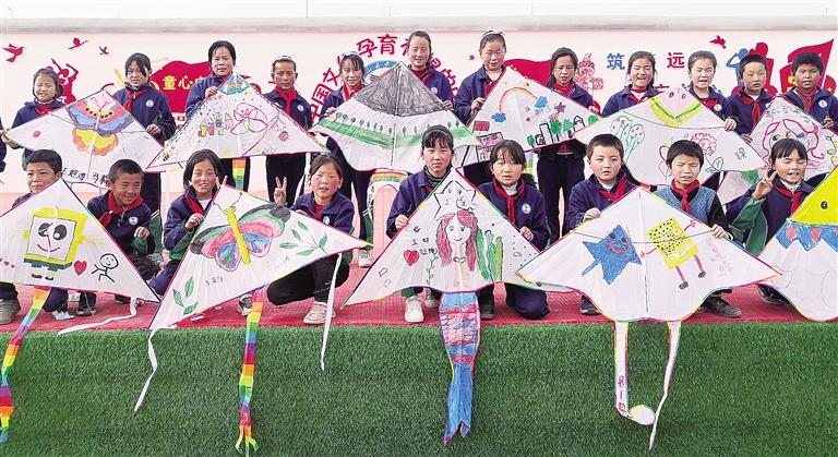 臨夏州積石山縣中咀嶺鄉(xiāng)中咀嶺小學組織師生制作風箏