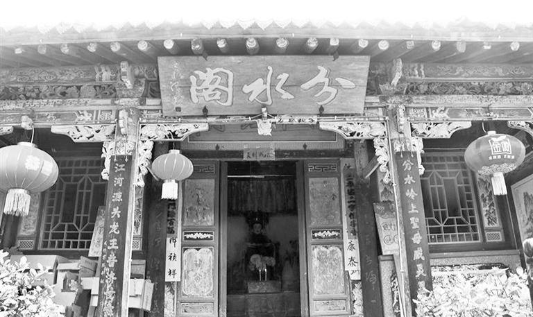 秦嶺鎮(zhèn)分水閣，一屋檐水分江河 這里可看水系奇觀，可賞連翹花海