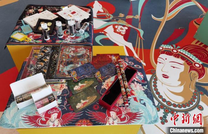 60余類敦煌主題的文創(chuàng)產(chǎn)品讓人愛不釋手?！《∷?攝