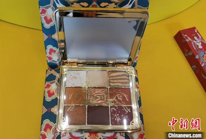 圖為取材壁畫色彩的敦煌美妝。　丁思 攝