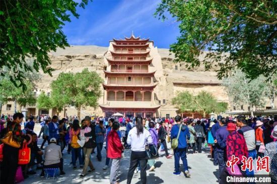 中國農(nóng)歷四月初八，敦煌民眾傳承歷史習(xí)俗，前往莫高窟燒香禮佛、祈福。(資料圖) 王斌銀 攝