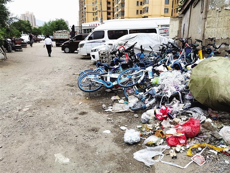 百米土路臟亂差，誰來管？經(jīng)記者協(xié)調(diào)，社區(qū)組織志愿者進行了清理