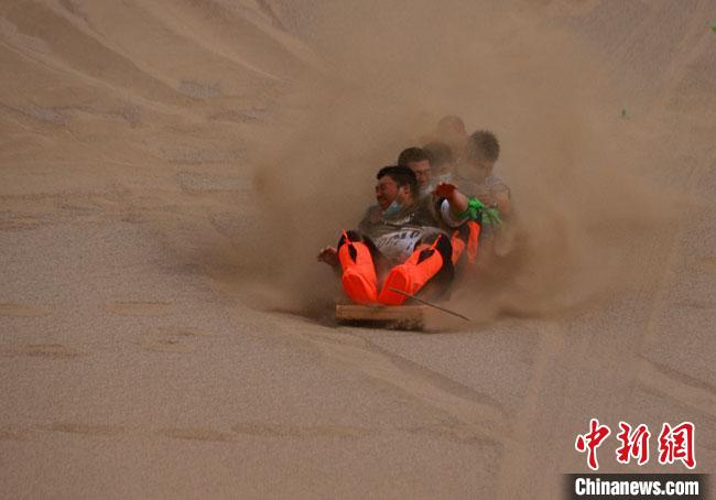 6月13日，敦煌鳴沙山月牙泉景區(qū)舉辦滑沙比賽。　馮豆 攝