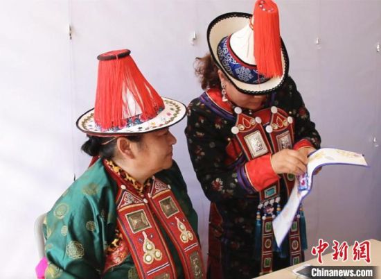 圖為用活態(tài)傳習(xí)的模式促進(jìn)裕固族非物質(zhì)文化遺產(chǎn)的保護(hù)傳承?！∈缝o靜 攝