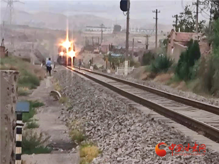 驚險！火車來臨小男孩鐵路上玩耍 蘭鐵民警飛奔將其救下