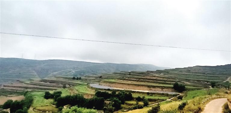 蘭州市榆中縣加快推進高標(biāo)準(zhǔn)農(nóng)田和高效節(jié)水項目建設(shè) 整零成片 黃土梁實現(xiàn)機械化耕種