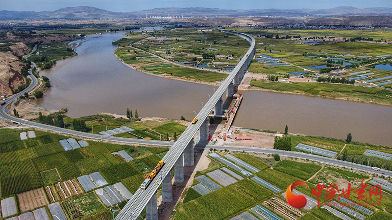 【隴拍客】直擊現(xiàn)場(chǎng)！看中蘭鐵路首條接觸網(wǎng)導(dǎo)線(xiàn)如何架設(shè)