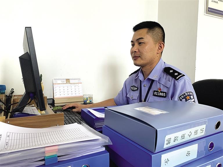 “身為黨員，就應(yīng)該第一個(gè)往前沖”