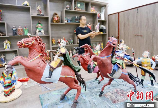 安秋平是成州面塑第五代傳承人，也是當?shù)匚ㄒ粓允孛嫠苤谱鞯娜?。　高?攝