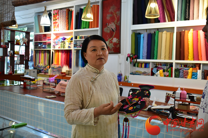 【蘭大新聞學(xué)子重走西北角】香包傳承人劉蘭芳：飛針走線，傳承匠心 