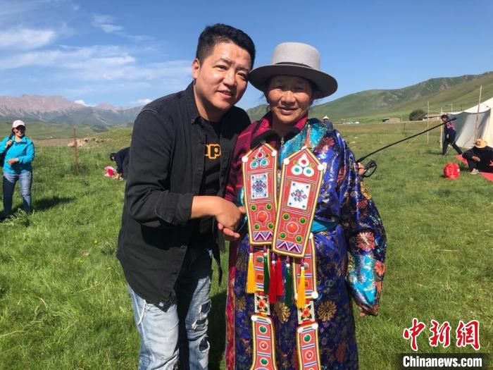 圖為拍攝紀錄片《西茂的婚禮》期間，張輝剛(左)與裕固族老人合影留念。(資料圖) 張輝剛供圖