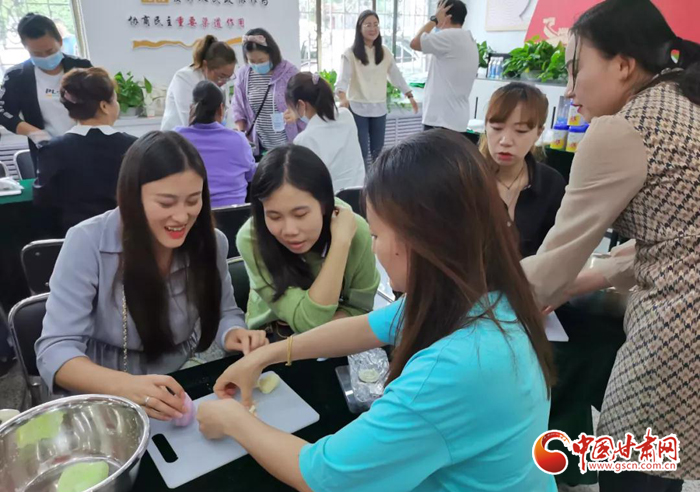 解鎖新技能！蘭州七里河區(qū)秋天的第一份手工月餅來(lái)了