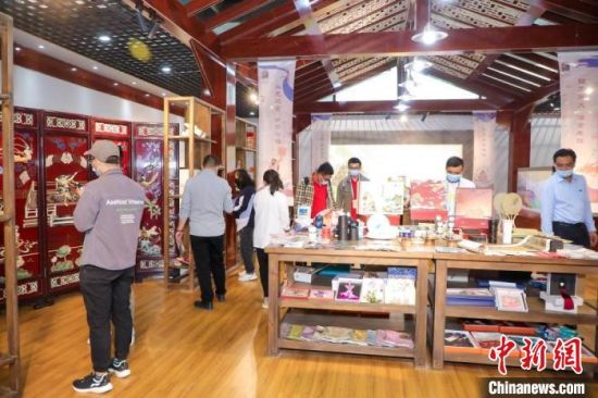 圖為甘肅“一會一節(jié)”期間，位于敦煌的天水市展館中，民眾觀賞文創(chuàng)產(chǎn)品?！「拭C省文化和旅游廳供圖
