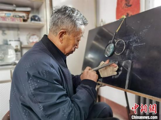 圖為陶世清在創(chuàng)作中?！钅?攝