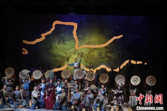 作為隴劇“梅花”，雷通霞在《大禹治水》中甘當“綠葉”，該劇推出后，反響十分熱烈。(資料圖) 楊艷敏 攝