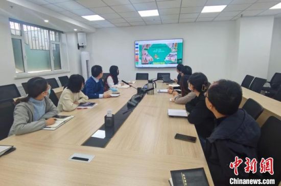 圖為甘肅教育出版社《寫(xiě)給青少年的敦煌故事》叢書(shū)項(xiàng)目組，探討圖書(shū)封面設(shè)計(jì)。　閆姣 攝